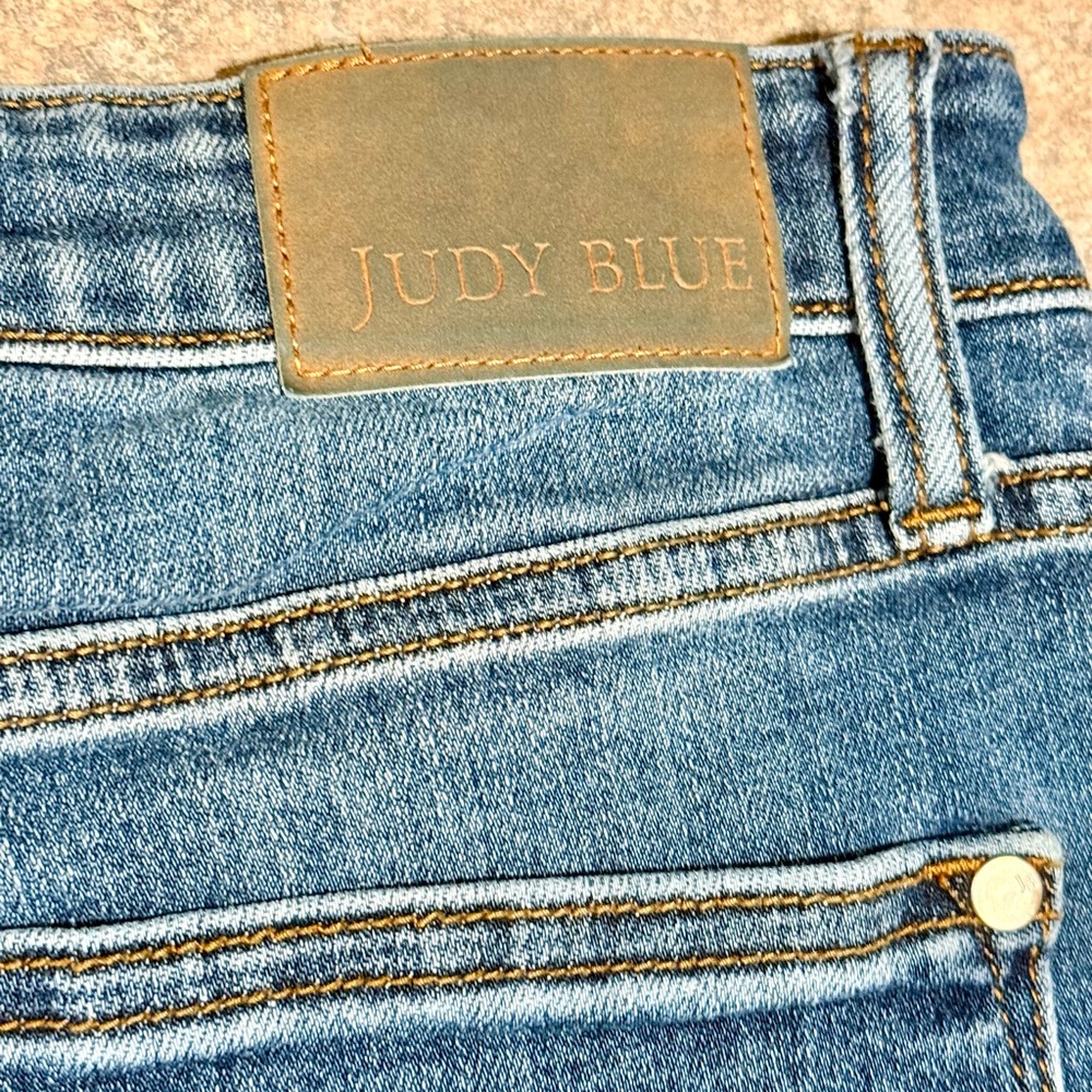 Judy Blue High-Rise Distressed Straight Leg Jeans - Size 13/31 - Picture 4 of 7